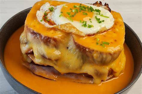 Francesinha portuguesa con salsa y huevo frito