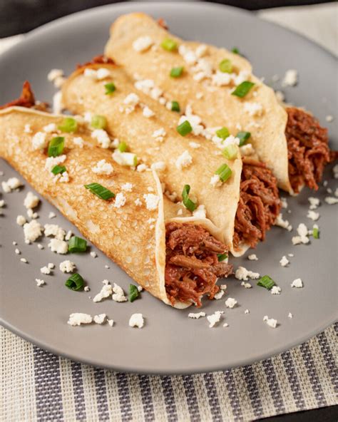 Ingredientes frescos y coloridos para crepes de carne molida