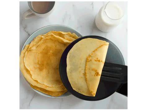 Crepes dorados y listos para rellenar en una sartén