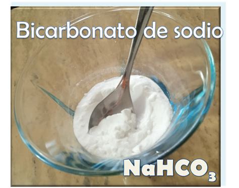 Ingredientes para la fórmula antiolores: agua, bicarbonato y colonia con base de alcohol