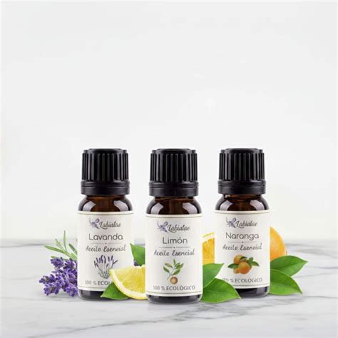 Botellas de aceites esenciales de lavanda, vainilla, limón y naranja dulce