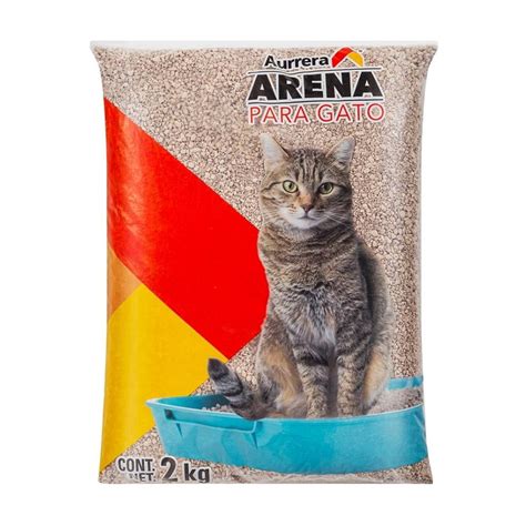 Bolsa de arena para gatos y una taza de café molido