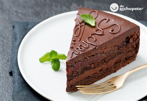Tarta Sacher tradicional con glaseado de chocolate y mermelada de albaricoque