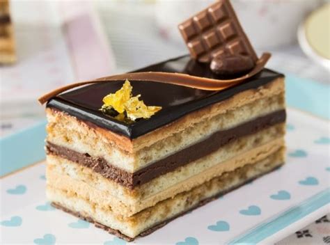 Tarta Ópera con sus delicadas capas de bizcocho de almendra, ganache y crema de café