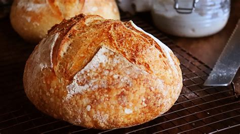 Pan casero con masa madre recién horneado
