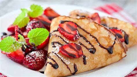 Plato con crepas saladas recién preparadas y decoradas