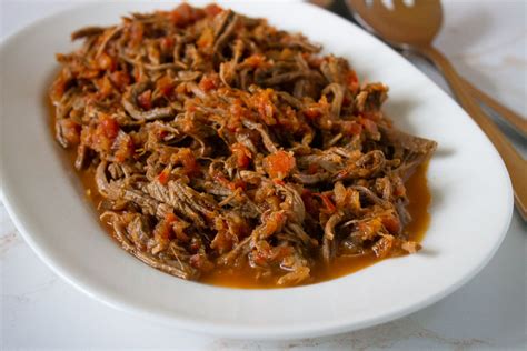 Plato de carne mechada fileteada con hierbas aromáticas