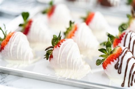 Fresas bañadas en chocolate negro y blanco