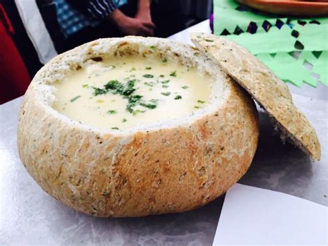 Sopa Zurek servida en una hogaza de pan