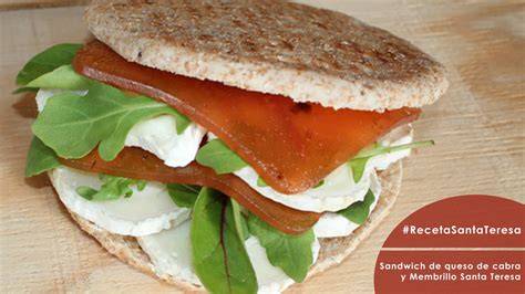 sándwich gourmet de queso de cabra y embutidos