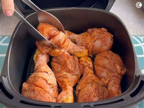Freidora de aire con muslos de pollo cocinándose