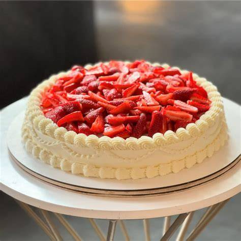 Torta Napolitana decorada con fresas