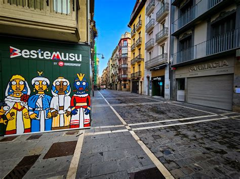 Fachada histórica de una tienda de pastas artesanales en la calle Estafeta de Pamplona