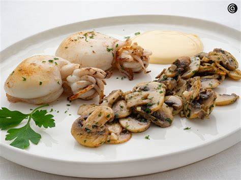 Plato de sepia con verduras y arroz