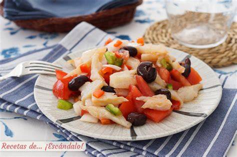 Plato de esqueixada de bacalao con tomate y aceitunas negras