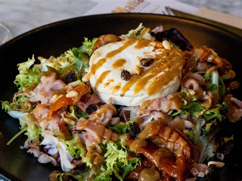 Ensalada de rulo de cabra con nueces y bacon