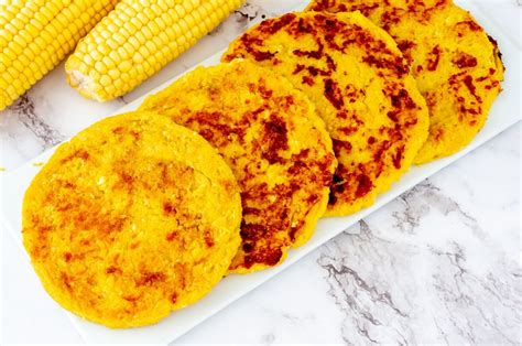 Plato de tortillas de choclo recién hechas y doradas