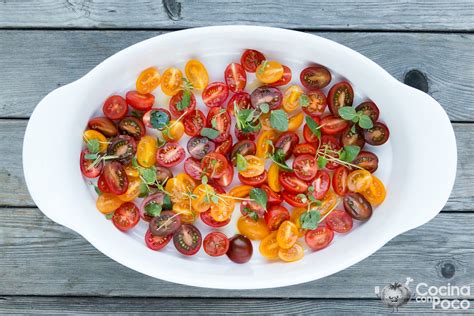 Tomates cherry frescos con hierbas aromáticas y aceite de oliva