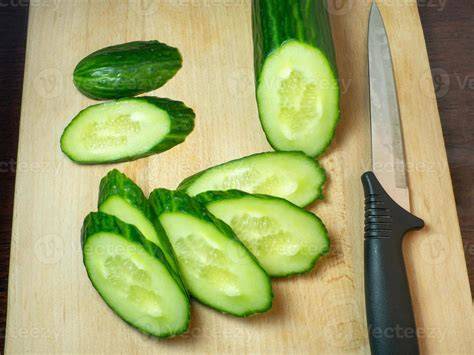 Pepino cortado en rodajas finas en un bol
