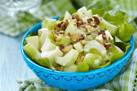 Ensalada de pepino y manzana verde con aderezo de pistacho