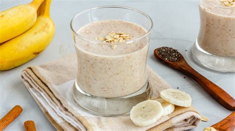 Licuado proteico de avena y claras en un vaso