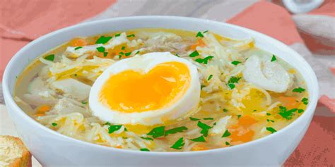 Sopa de pan con huevo horneado y perejil