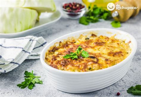 Detalle del pastel de repollo gratinado con queso