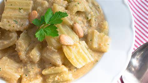 Plato de cardo con almendras servido