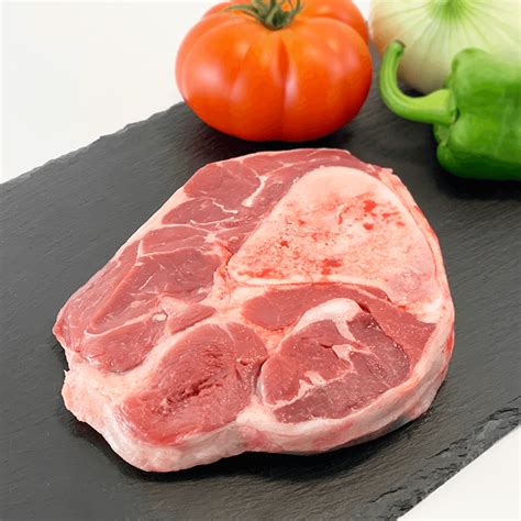 Corte transversal del osobuco de ternera mostrando el hueso y la carne