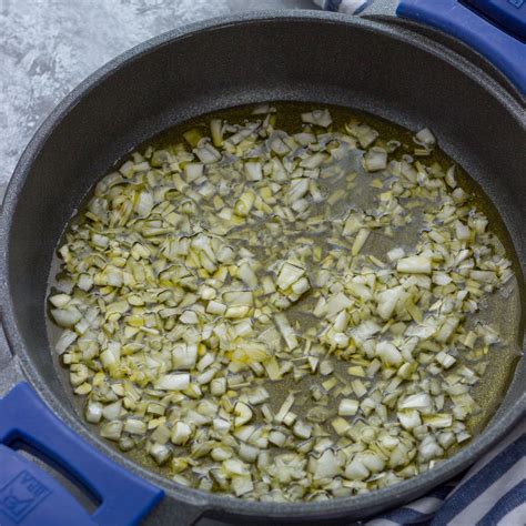 Cebolla y ajo pochándose en una cazuela