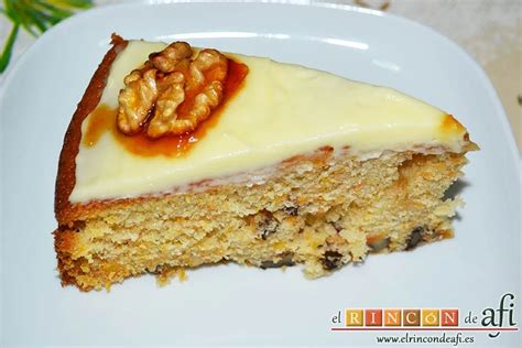 Bizcocho decorado con nueces garrapiñadas