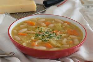 Sopa cremosa de alubias con verduras