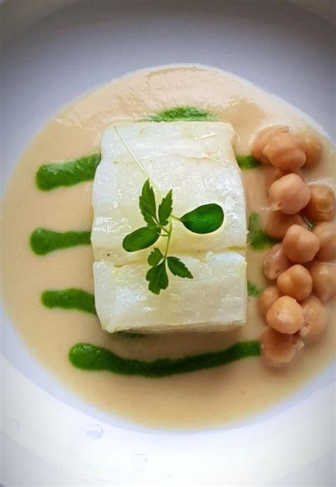 Bacalao al vapor terminado y listo para servir