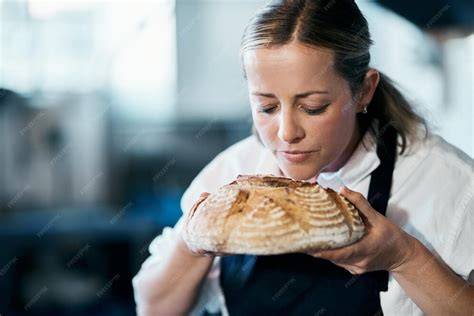 persona disfrutando de un pan recién horneado