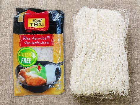Fideos de arroz delgados remojándose en un bol