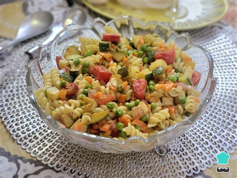 Ensalada asiática de fideos con verduras frescas