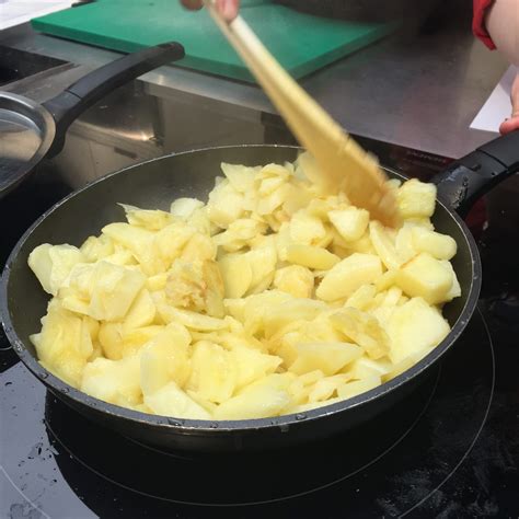Patatas pochándose en aceite para tortilla