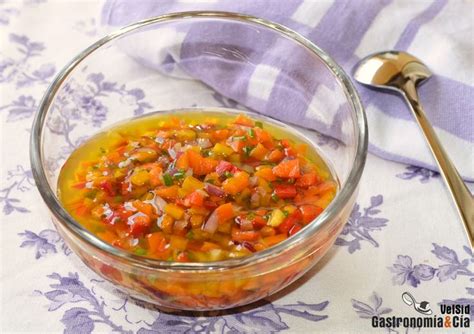Platos variados aderezados con vinagreta de pimientos