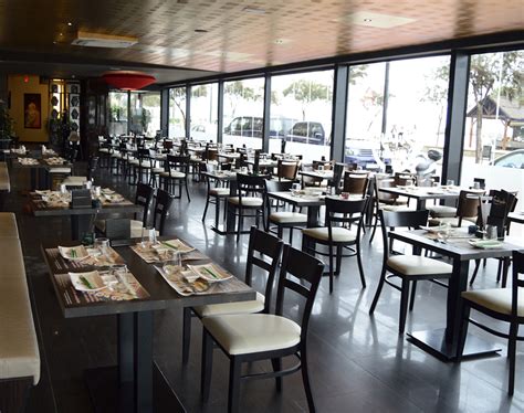 Interior moderno y espacioso del restaurante Sushi Sukiyaki en el paseo marítimo