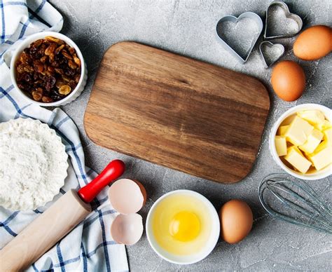 Mesa con ingredientes para hornear pan de manzana
