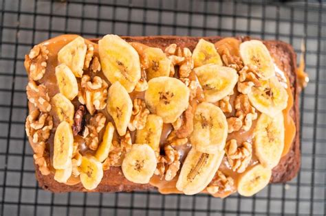 Pan de manzana recién horneado decorado con nueces