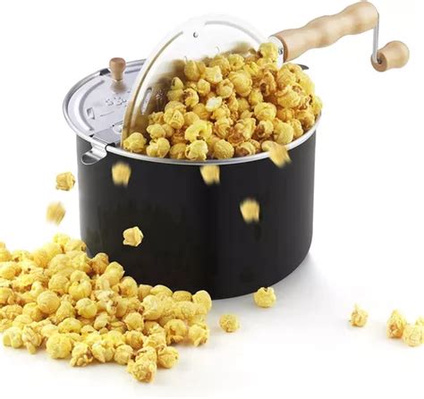 Olla con granos de maíz preparándose para hacer palomitas