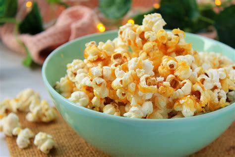 Bol con palomitas de maíz cubiertas de especias anaranjadas