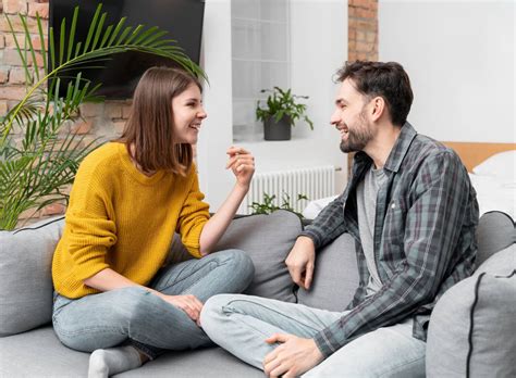 Pareja conversando en terapia