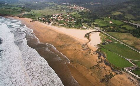 Playa La Espasa con desembocadura de río y actividades