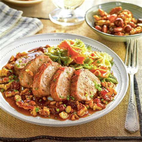 Plato de solomillo con salsa de frutos secos y guarnición