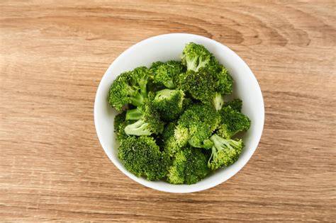 Brócoli fresco listo para cocinar