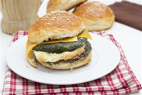 Hamburguesas veganas de espinacas congeladas para su conservación