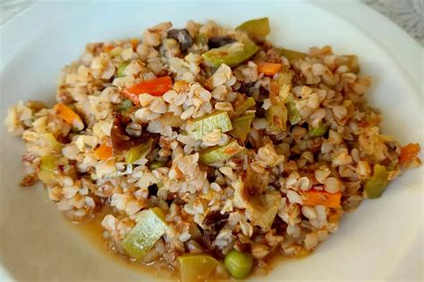 Ensalada fresca de trigo sarraceno con verduras
