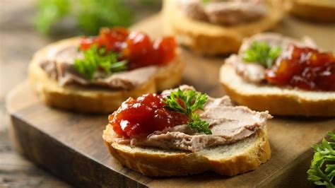 Paté de higaditos de pollo servido sobre tostadas